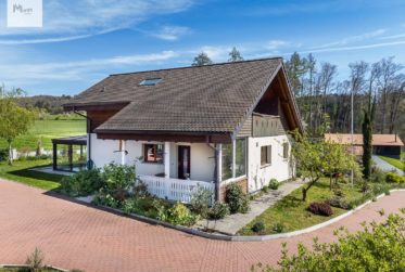 À Saisir : Havre de paix avec piscine et jacuzzi sur parcelle de 1499 m2. Zum Greifen nah: Friedlicher Ort mit Pool und Jacuzzi auf einem Grundstück von 1499 m2.