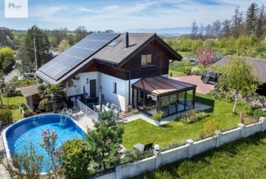 À Saisir : Havre de paix avec piscine et jacuzzi sur parcelle de 1499 m2. Zum Greifen nah: Friedlicher Ort mit Pool und Jacuzzi auf einem Grundstück von 1499 m2.