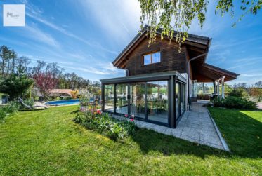 À Saisir : Havre de paix avec piscine et jacuzzi sur parcelle de 1499 m2. Zum Greifen nah: Friedlicher Ort mit Pool und Jacuzzi auf einem Grundstück von 1499 m2.