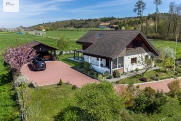 À Saisir : Havre de paix avec piscine et jacuzzi sur parcelle de 1499 m2. Zum Greifen nah: Friedlicher Ort mit Pool und Jacuzzi auf einem Grundstück von 1499 m2.