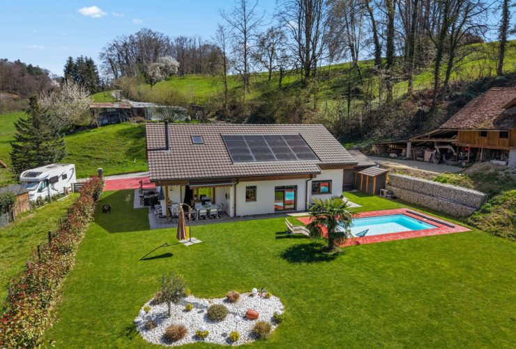 Villa individuelle exceptionnelle de 6.5 pièces dans un havre de paix avec piscine érigée sur parcelle de 2496 m2 ! Einzigartige 6.5-Zimmer-Villa mit Pool in ruhiger Lage auf einem 2'496 m² grossen Grundstück