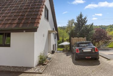 Un havre de paix au centre de Marly, Maison de 5,5 pièces avec beau jardin le long de la Gérine