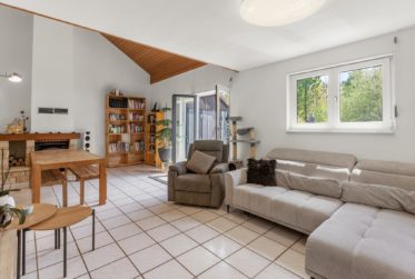 Un havre de paix au centre de Marly, Maison de 5,5 pièces avec beau jardin le long de la Gérine