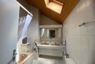 Un havre de paix au centre de Marly, Maison de 5,5 pièces avec beau jardin le long de la Gérine