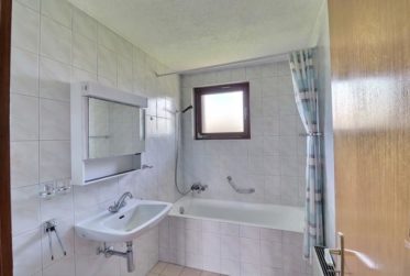 Très belle villa individuelle à Siviriez – Grand jardin, volumes généreux et potentiel à révéler