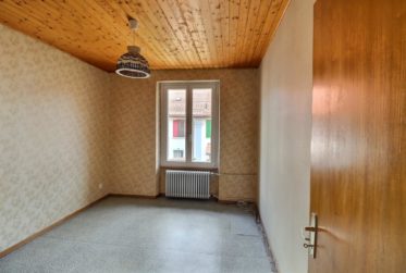 Charmante maison mitoyenne à Broc – Une belle opportunité de rénovation dans un cadre serein