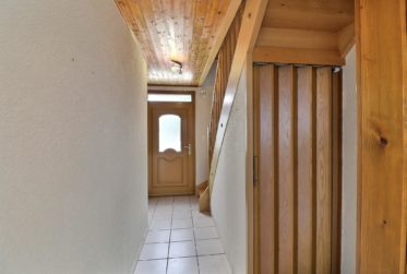 Charmante maison mitoyenne à Broc – Une belle opportunité de rénovation dans un cadre serein