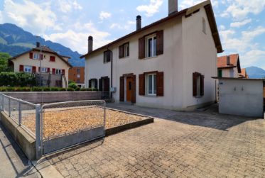 Charmante maison mitoyenne à Broc – Une belle opportunité de rénovation dans un cadre serein