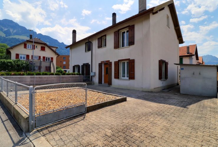 Charmante maison mitoyenne à Broc – Une belle opportunité de rénovation dans un cadre serein