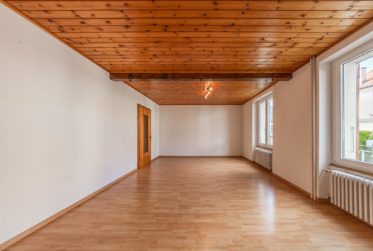 Charmante maison mitoyenne à Broc – Une belle opportunité de rénovation dans un cadre serein