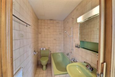 Charmante maison mitoyenne à Broc – Une belle opportunité de rénovation dans un cadre serein