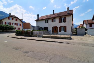 Charmante maison mitoyenne à Broc – Une belle opportunité de rénovation dans un cadre serein