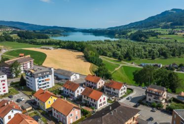 Charmante maison mitoyenne à Broc – Une belle opportunité de rénovation dans un cadre serein