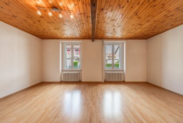 Charmante maison mitoyenne à Broc – Une belle opportunité de rénovation dans un cadre serein
