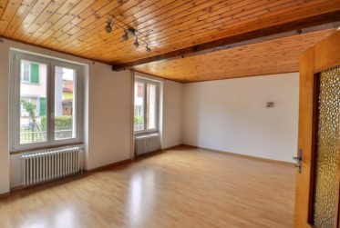 Charmante maison mitoyenne à Broc – Une belle opportunité de rénovation dans un cadre serein