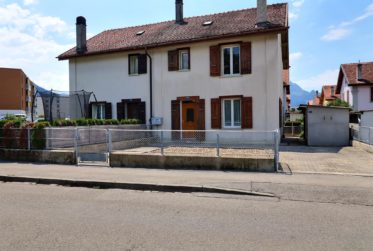 Charmante maison mitoyenne à Broc – Une belle opportunité de rénovation dans un cadre serein