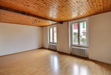 Charmante maison mitoyenne à Broc – Une belle opportunité de rénovation dans un cadre serein