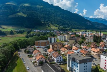 Charmante maison mitoyenne à Broc – Une belle opportunité de rénovation dans un cadre serein