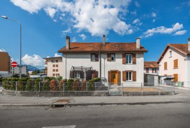 Charmante maison mitoyenne à Broc – Une belle opportunité de rénovation dans un cadre serein
