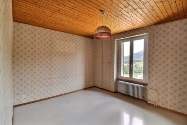 Charmante maison mitoyenne à Broc – Une belle opportunité de rénovation dans un cadre serein