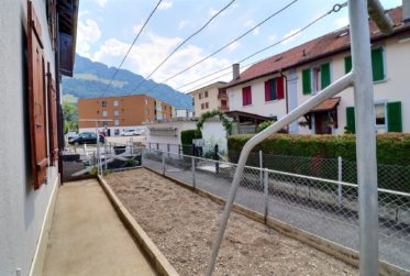 Charmante maison mitoyenne à Broc – Une belle opportunité de rénovation dans un cadre serein