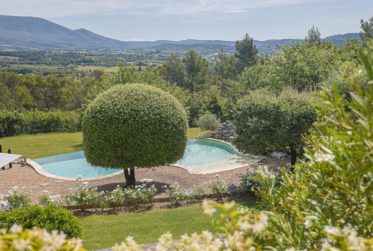 Propriété de caractère avec vue panoramique à Saint-Saturnin-lès-Apt en Provence