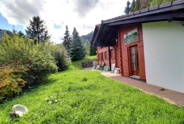 Havre alpin : Charmant chalet avec magnifique jardin et jaccuzzi
