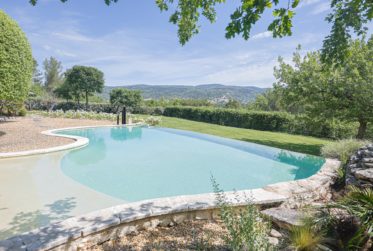 Propriété de caractère avec vue panoramique à Saint-Saturnin-lès-Apt en Provence