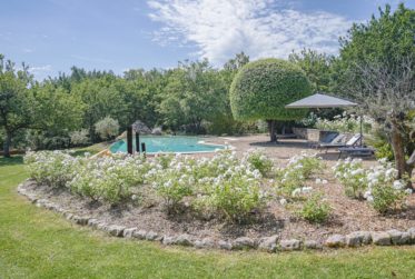Propriété de caractère avec vue panoramique à Saint-Saturnin-lès-Apt en Provence