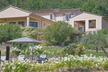 Propriété de caractère avec vue panoramique à Saint-Saturnin-lès-Apt en Provence