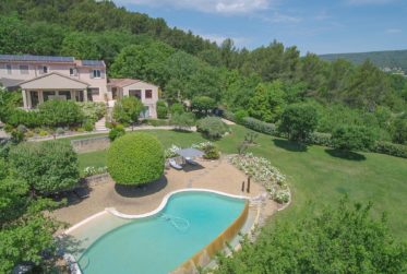 Propriété de caractère avec vue panoramique à Saint-Saturnin-lès-Apt en Provence