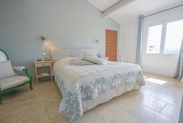 Propriété de caractère avec vue panoramique à Saint-Saturnin-lès-Apt en Provence