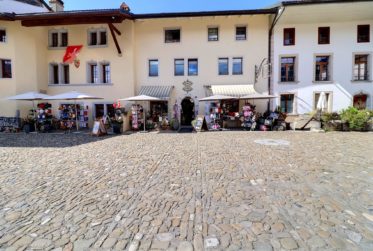 Splendide immeuble historique du 15ᵉ siècle avec local commercial et appartements