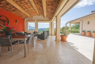 Propriété de caractère avec vue panoramique à Saint-Saturnin-lès-Apt en Provence