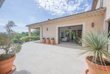 Propriété de caractère avec vue panoramique à Saint-Saturnin-lès-Apt en Provence