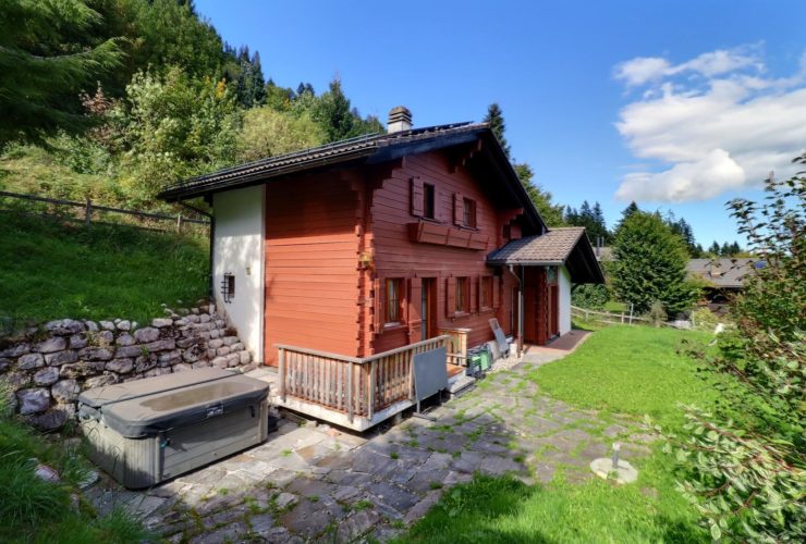 Havre alpin : Charmant chalet avec magnifique jardin et jaccuzzi
