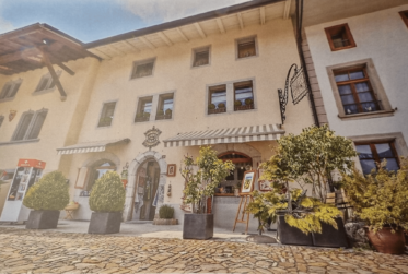 Splendide immeuble historique du 15ᵉ siècle avec local commercial et appartements