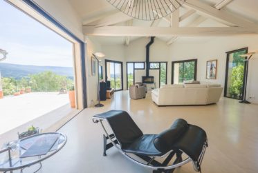 Propriété de caractère avec vue panoramique à Saint-Saturnin-lès-Apt en Provence