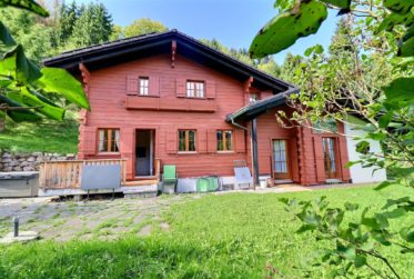 Havre alpin : Charmant chalet avec magnifique jardin et jaccuzzi