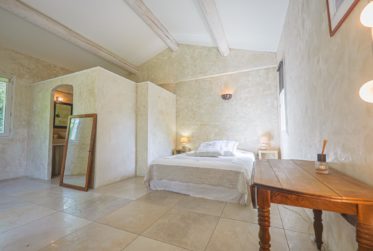 Propriété de caractère avec vue panoramique à Saint-Saturnin-lès-Apt en Provence