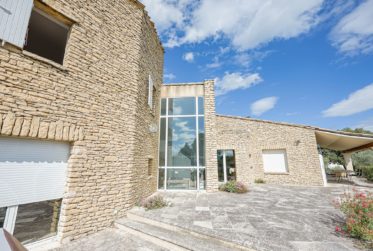 Villa d’exception à Gordes, alliant charme provençal et architecture contemporaine