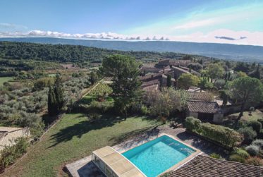 Villa d’exception à Gordes, alliant charme provençal et architecture contemporaine