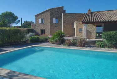 Villa d’exception à Gordes, alliant charme provençal et architecture contemporaine