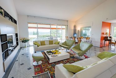 Villa d’exception à Gordes, alliant charme provençal et architecture contemporaine