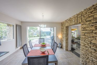 Villa d’exception à Gordes, alliant charme provençal et architecture contemporaine