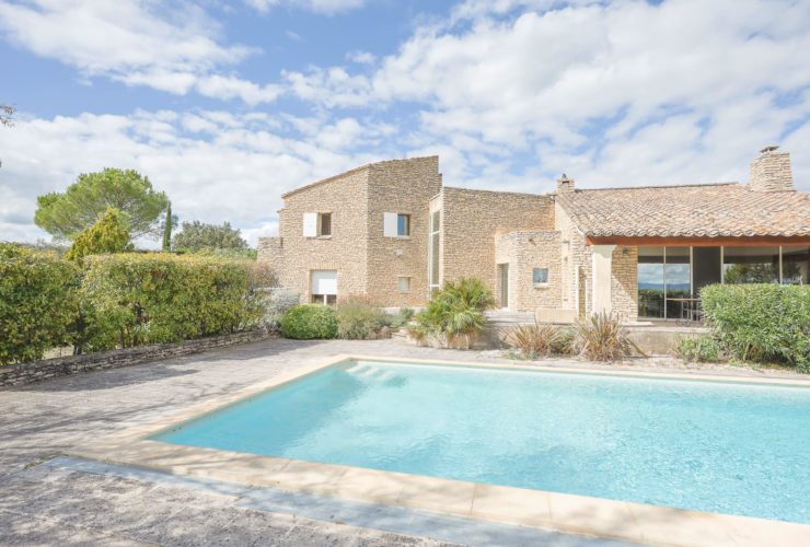 Villa d’exception à Gordes, alliant charme provençal et architecture contemporaine