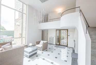 Villa d’exception à Gordes, alliant charme provençal et architecture contemporaine