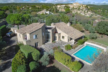 Villa d’exception à Gordes, alliant charme provençal et architecture contemporaine