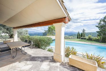 Villa d’exception à Gordes, alliant charme provençal et architecture contemporaine