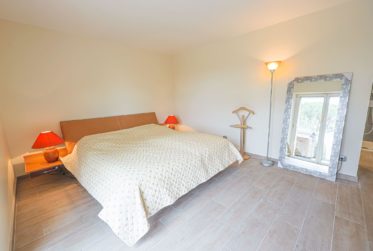 Villa d’exception à Gordes, alliant charme provençal et architecture contemporaine